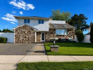 62 Summit Street, Hicksville, NY 11801