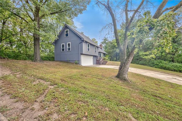 5409 NW Fox Hill Road, Parkville, MO 64152