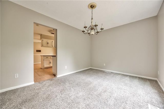5409 NW Fox Hill Road, Parkville, MO 64152