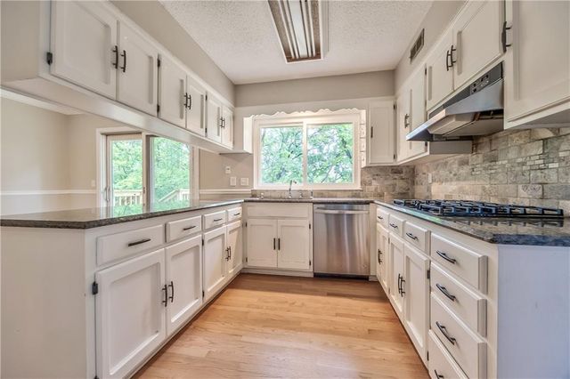 5409 NW Fox Hill Road, Parkville, MO 64152