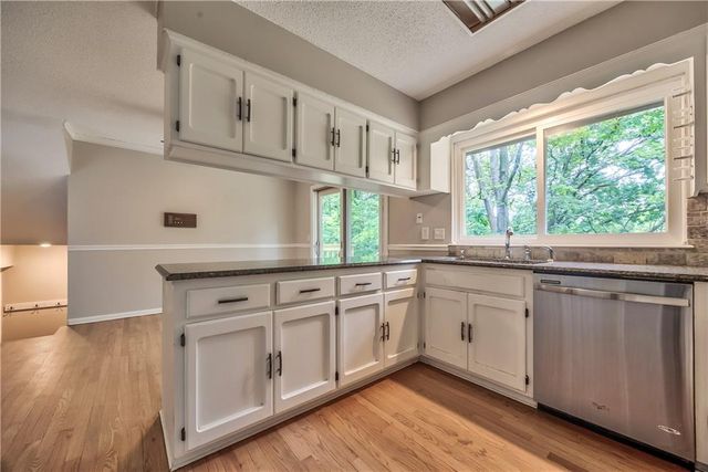 5409 NW Fox Hill Road, Parkville, MO 64152