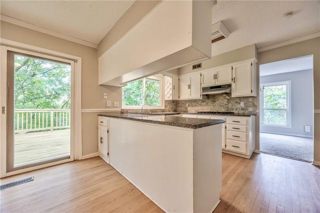 5409 NW Fox Hill Road, Parkville, MO 64152