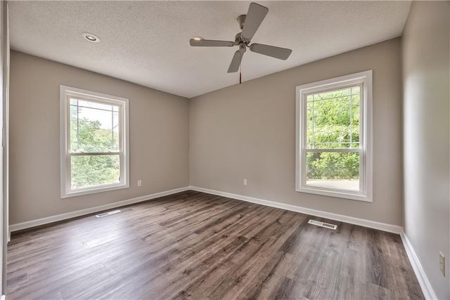 5409 NW Fox Hill Road, Parkville, MO 64152