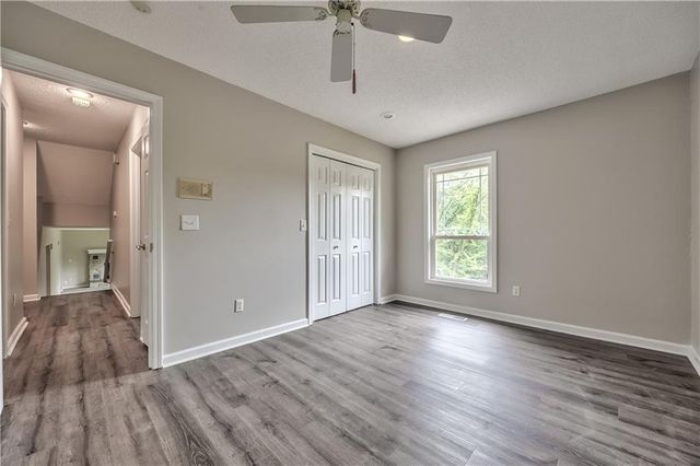 5409 NW Fox Hill Road, Parkville, MO 64152