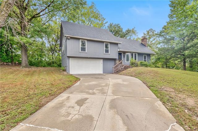 5409 NW Fox Hill Road, Parkville, MO 64152