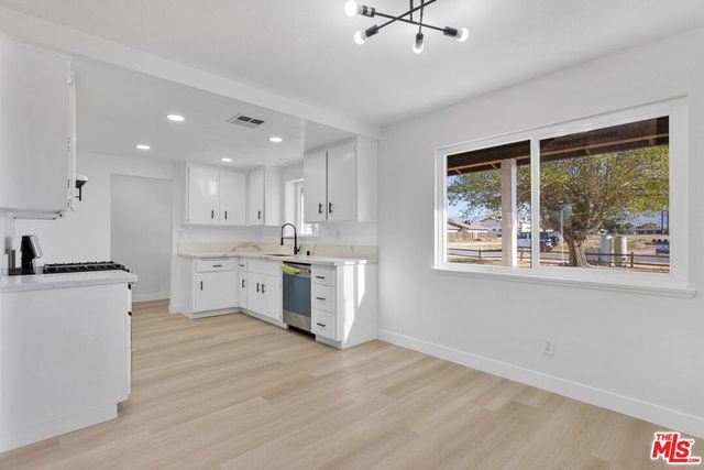 21360 Klamath Road, Apple Valley, CA 92308