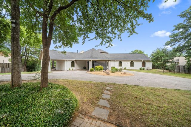 8542 Meadowbrook Drive, Fort Worth, TX 76120