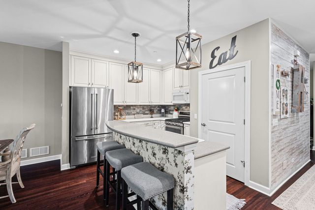 1907 Lynn Circle, Libertyville, IL 60048