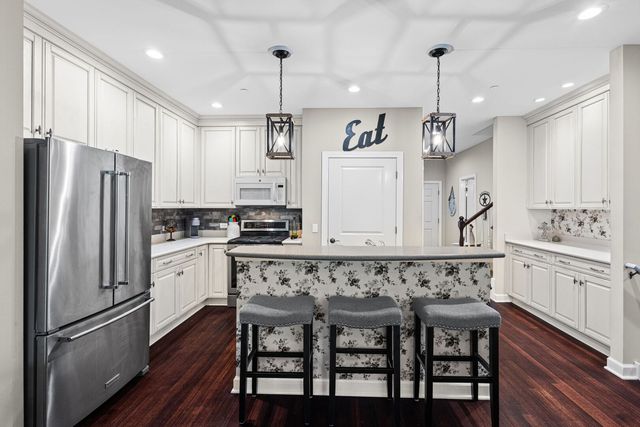 1907 Lynn Circle, Libertyville, IL 60048