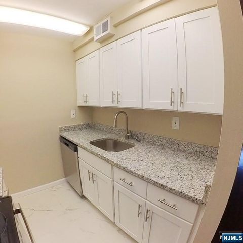 1600 Center Avenue 1D, Fort Lee, NJ 07024