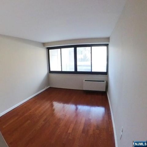 1600 Center Avenue 1D, Fort Lee, NJ 07024