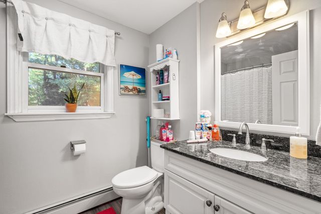 26 Holts Point Road, Hampstead, NH 03841