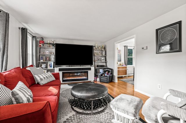 26 Holts Point Road, Hampstead, NH 03841