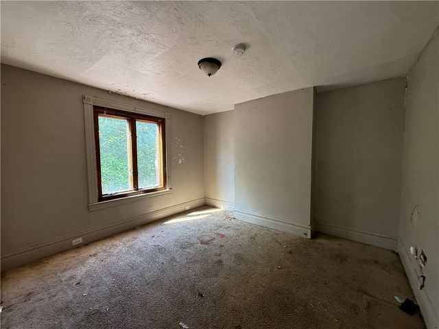300 Langley Ave, Perry Hilltop, PA 15214