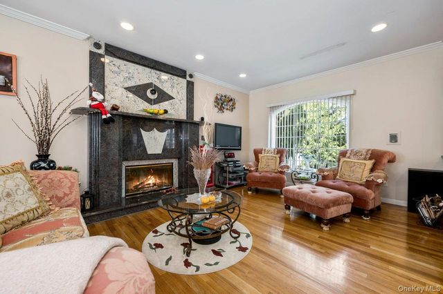 21 Central Court, Carle Place, NY 11514