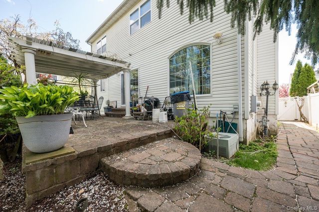 21 Central Court, Carle Place, NY 11514