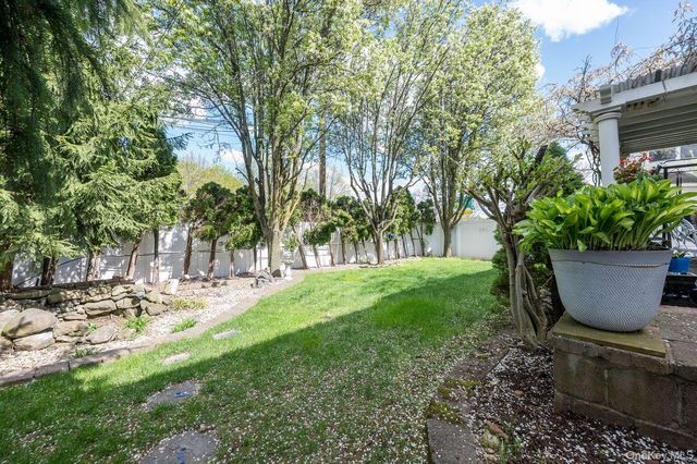 21 Central Court, Carle Place, NY 11514
