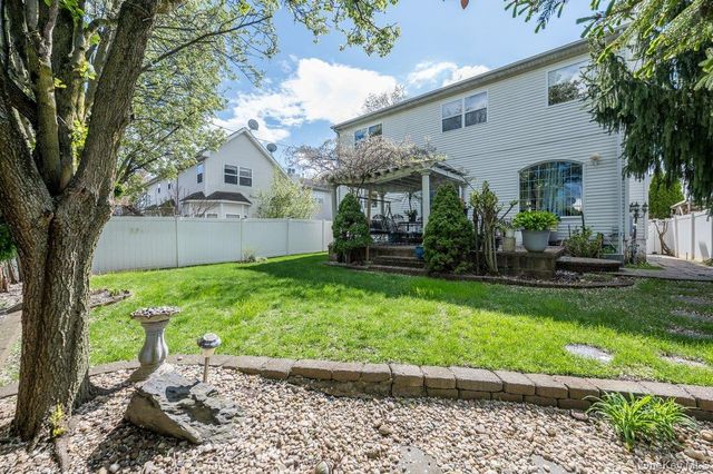 21 Central Court, Carle Place, NY 11514