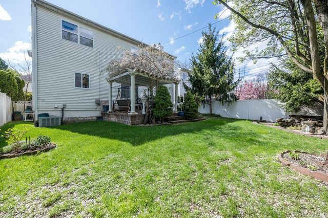 21 Central Court, Carle Place, NY 11514