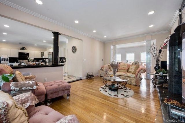 21 Central Court, Carle Place, NY 11514