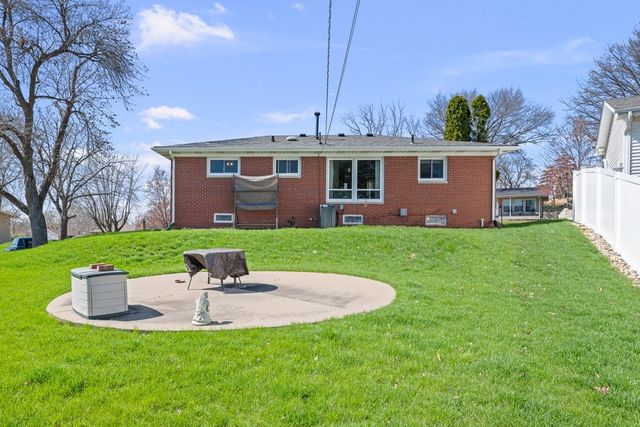 1325 Hillside Drive, Bettendorf, IA 52722