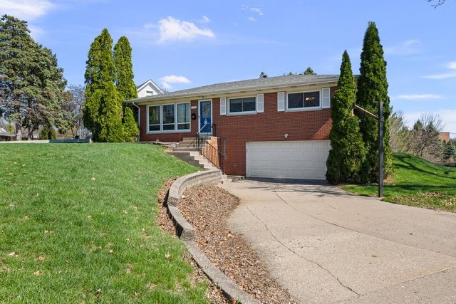 1325 Hillside Drive, Bettendorf, IA 52722