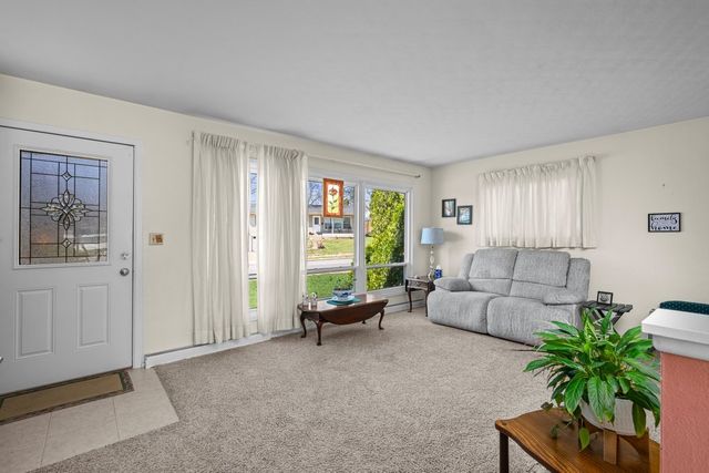 1325 Hillside Drive, Bettendorf, IA 52722