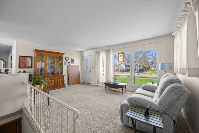 1325 Hillside Drive, Bettendorf, IA 52722
