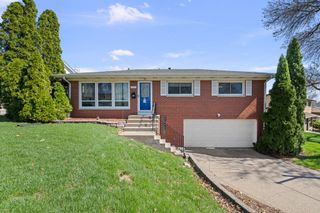 1325 Hillside Drive, Bettendorf, IA 52722