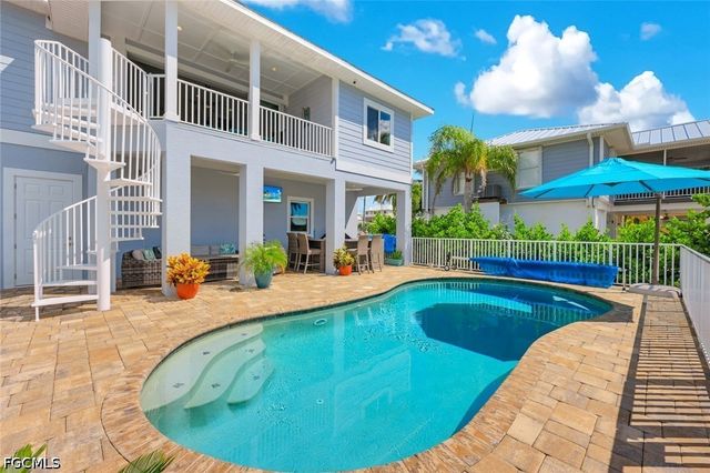 117 Sand Dollar DR, Fort Myers Beach, FL 33931