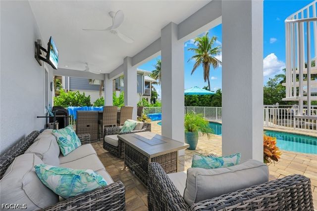 117 Sand Dollar DR, Fort Myers Beach, FL 33931