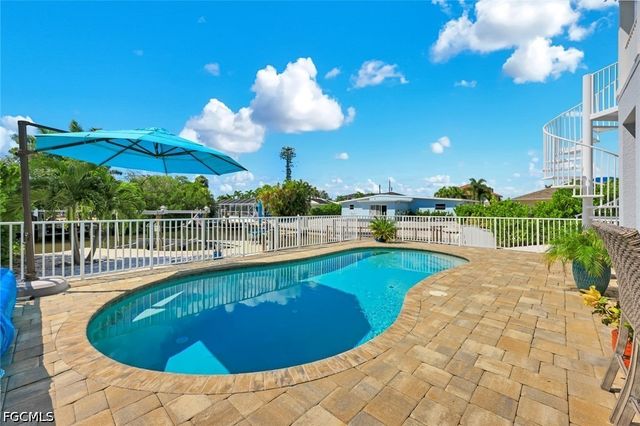 117 Sand Dollar DR, Fort Myers Beach, FL 33931