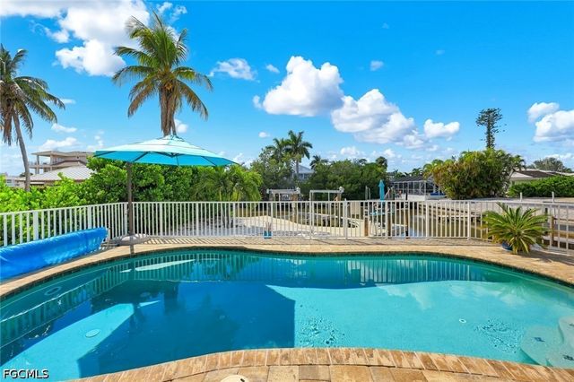 117 Sand Dollar DR, Fort Myers Beach, FL 33931