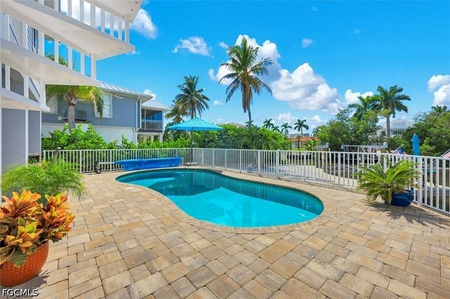 117 Sand Dollar DR, Fort Myers Beach, FL 33931