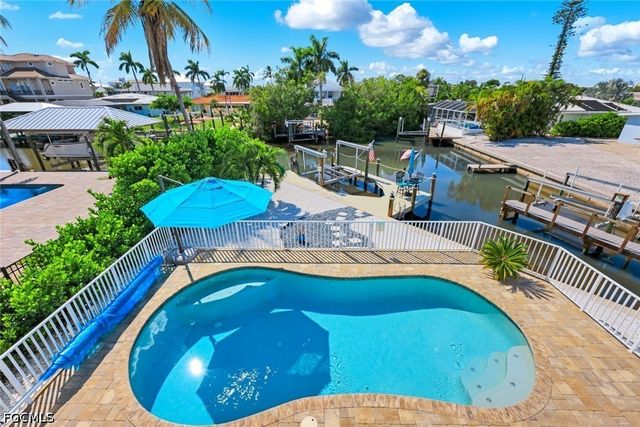 117 Sand Dollar DR, Fort Myers Beach, FL 33931