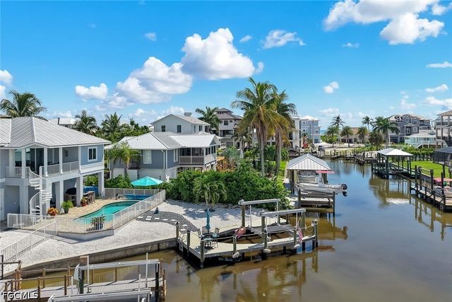 117 Sand Dollar DR, Fort Myers Beach, FL 33931