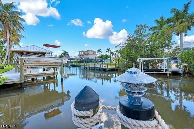 117 Sand Dollar DR, Fort Myers Beach, FL 33931