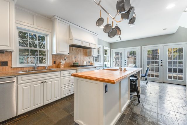 1026 N Winnetka Avenue, Dallas, TX 75208