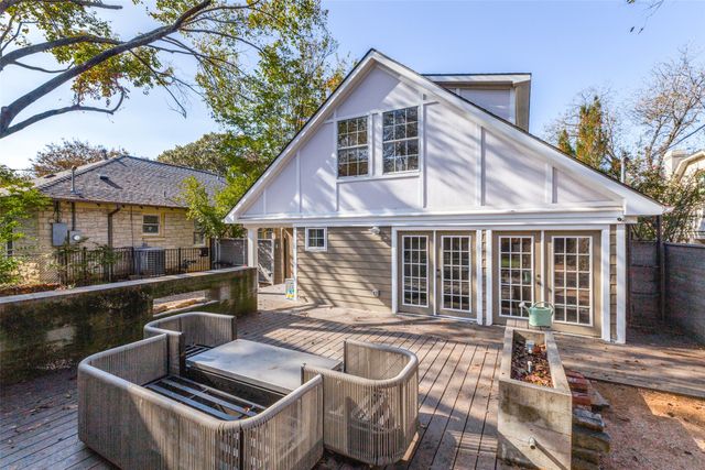 1026 N Winnetka Avenue, Dallas, TX 75208