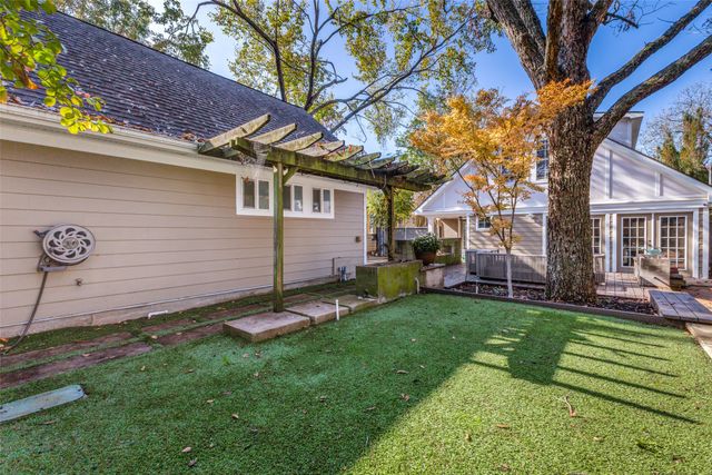 1026 N Winnetka Avenue, Dallas, TX 75208