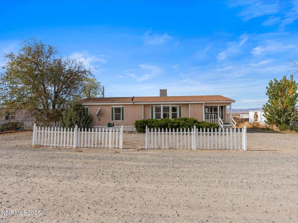 77 Mountain Lane, Yerington, NV 89447
