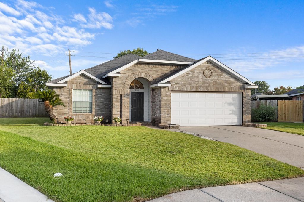 9301 Sioux Dr, La Porte, TX 77571
