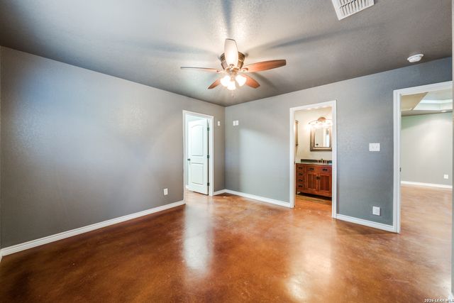 429 Quail Hollow Dr, Adkins, TX 78101