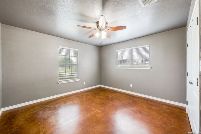 429 Quail Hollow Dr, Adkins, TX 78101