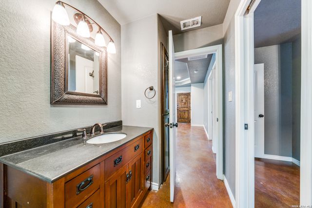 429 Quail Hollow Dr, Adkins, TX 78101
