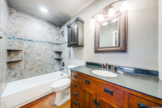 429 Quail Hollow Dr, Adkins, TX 78101