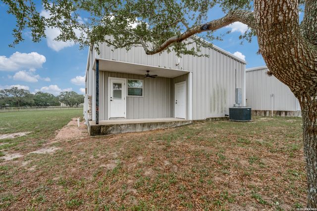 429 Quail Hollow Dr, Adkins, TX 78101