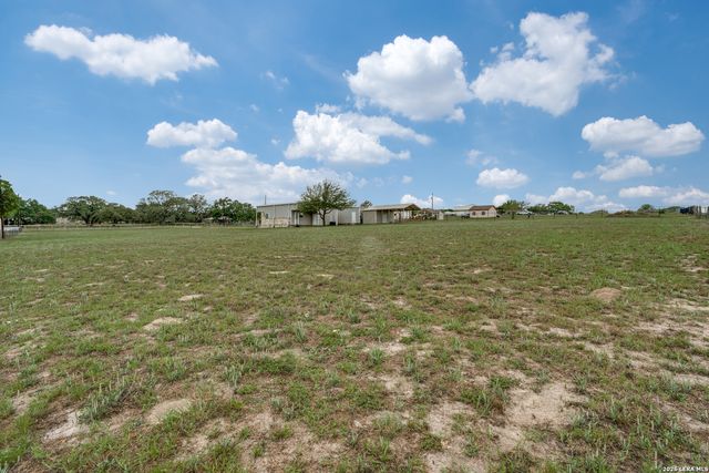 429 Quail Hollow Dr, Adkins, TX 78101