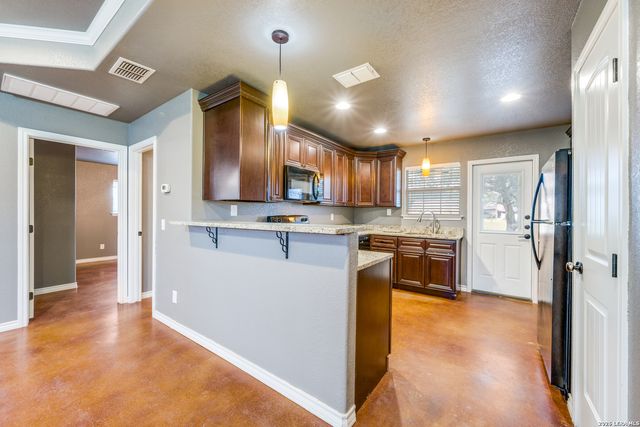 429 Quail Hollow Dr, Adkins, TX 78101