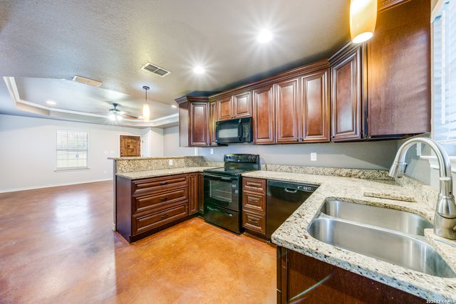 429 Quail Hollow Dr, Adkins, TX 78101